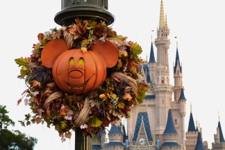 disney-halloween-decorations-8